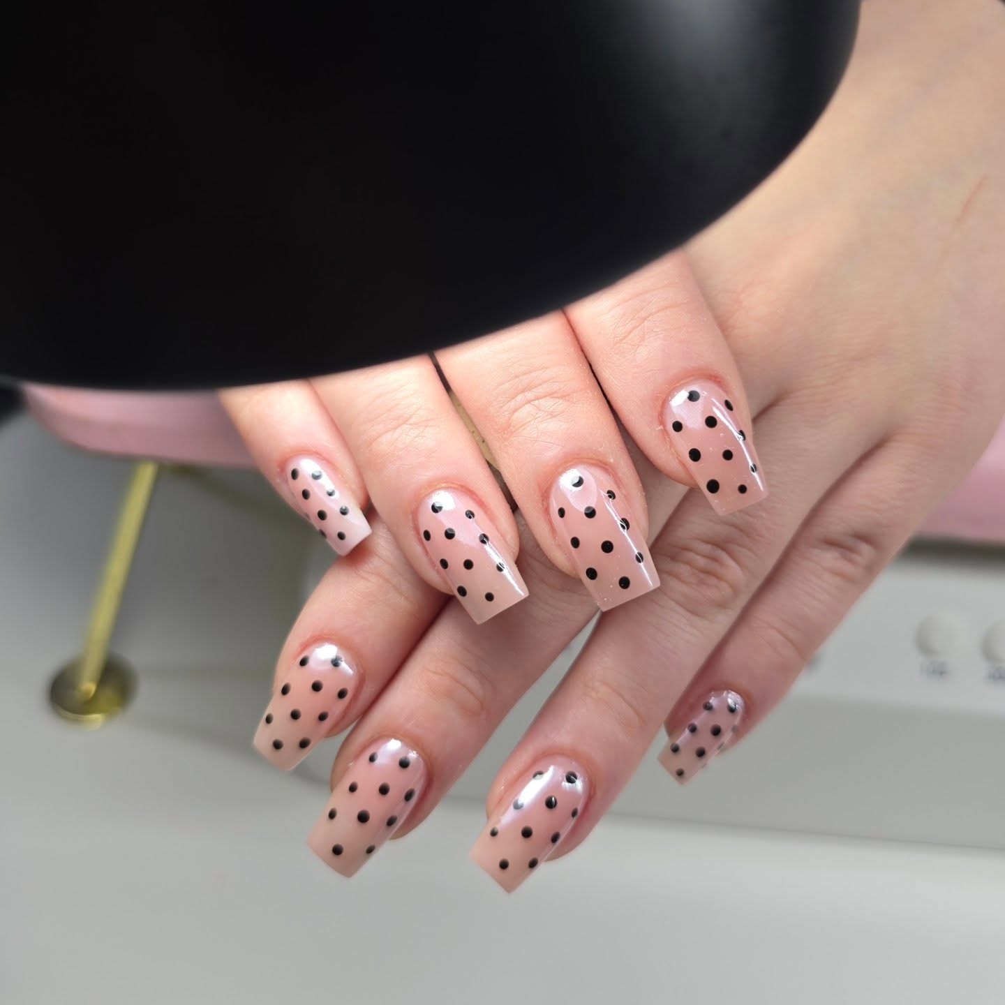 Polka dot nokti